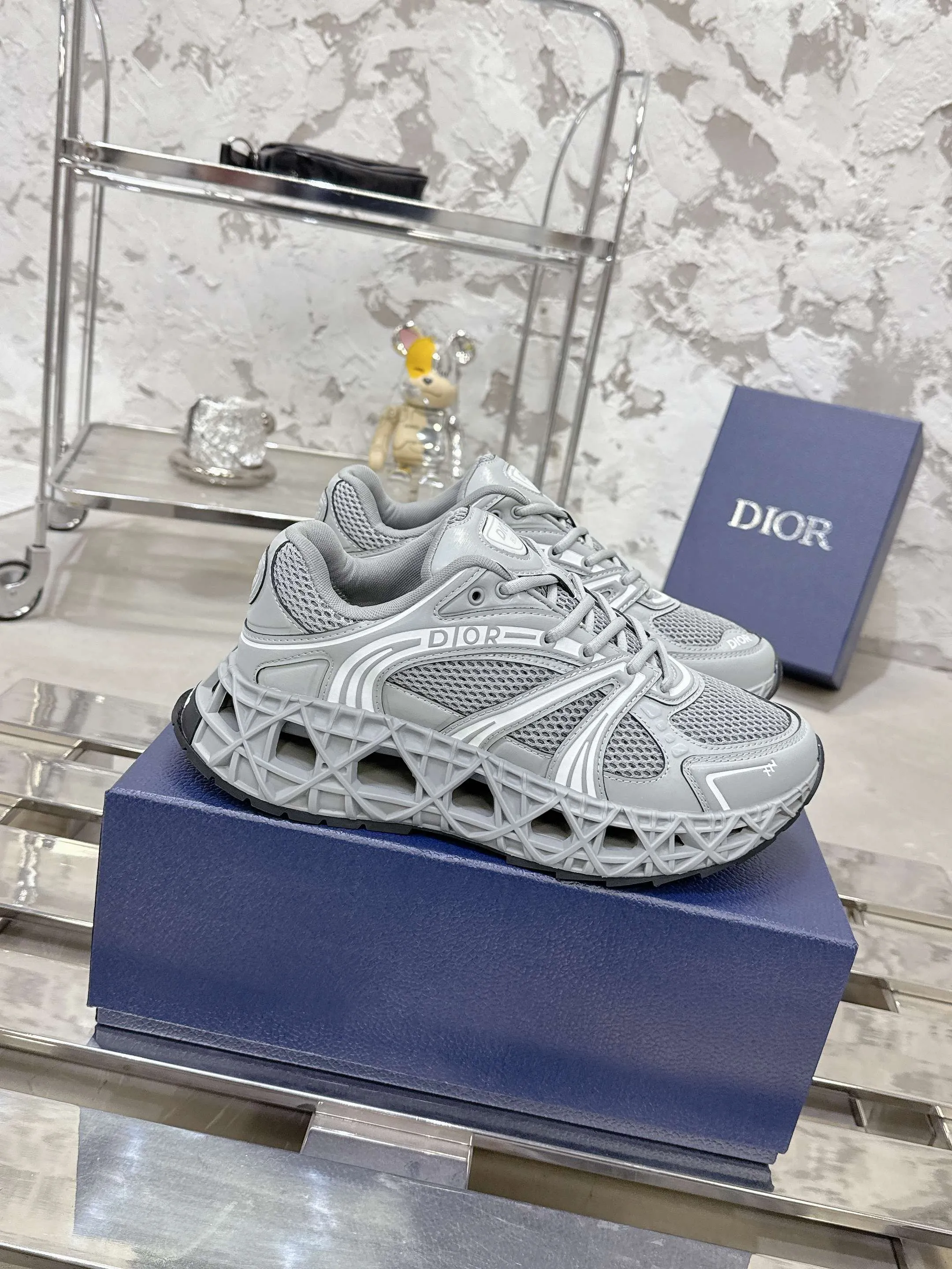 Factory price 780💰 Top version! ! ! Dior (B35) DIOR spring and summer men's wear show, the show was held at the Valle de Grasse School in Paris. Kim Jones drew inspiration from the works of South African artist Hylton Nel. The details of the shoes, clog soles and tribal elements, cleverly blended luxury craftsmanship and practicality, with fresh childishness and bright temperament, creating a new season hot spot. Dior KAWA Dior co-branded casual sports shoes reinterpret running shoes with Dior's high-end style. B35 is made of fine-textured leather and mesh fabric materials. It can be worn in all seasons, is comfortable and breathable, and has multiple lines on the shoe body to outline details. It has a full retro three-dimensional feel and can create a casual look all year round! Fabric: Cowhide/customized cloth material Lining: Imported breathable mesh Outsole: Original molded outsole Size: 39-46 (customized at 45.46)